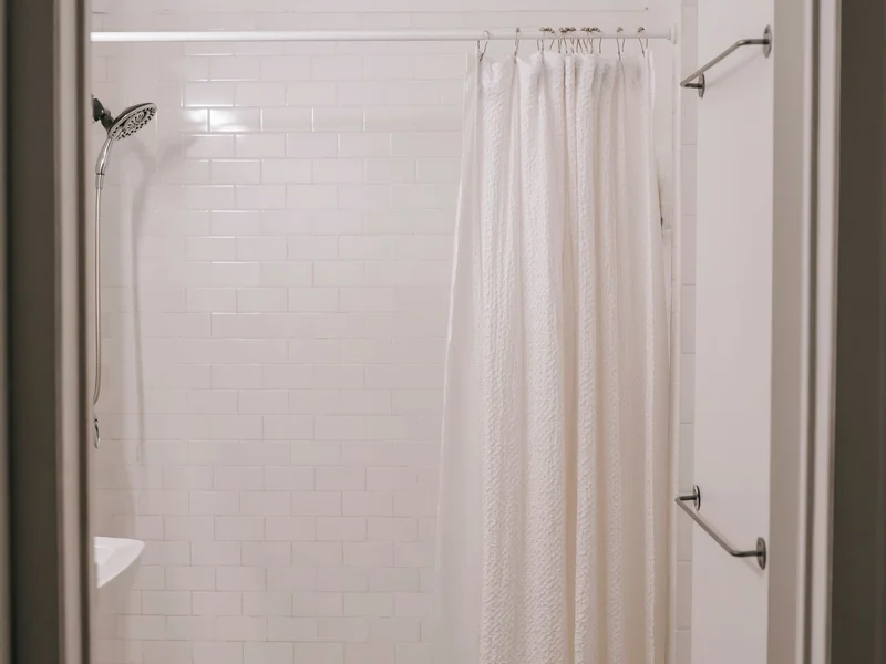 Salle de bain lumineuse et aménagée — espace accessible senior