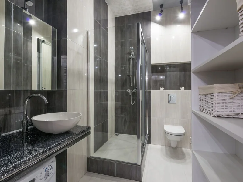 Douche à l&rsquo;italienne avec paroi en verre — salle de bain adaptée PMR