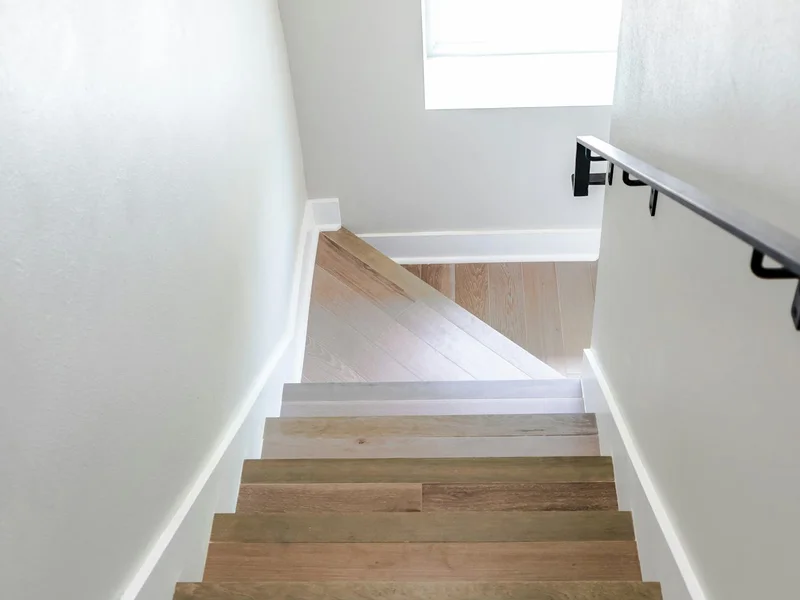 Escalier intérieur en bois avec rampe — sécurité à domicile