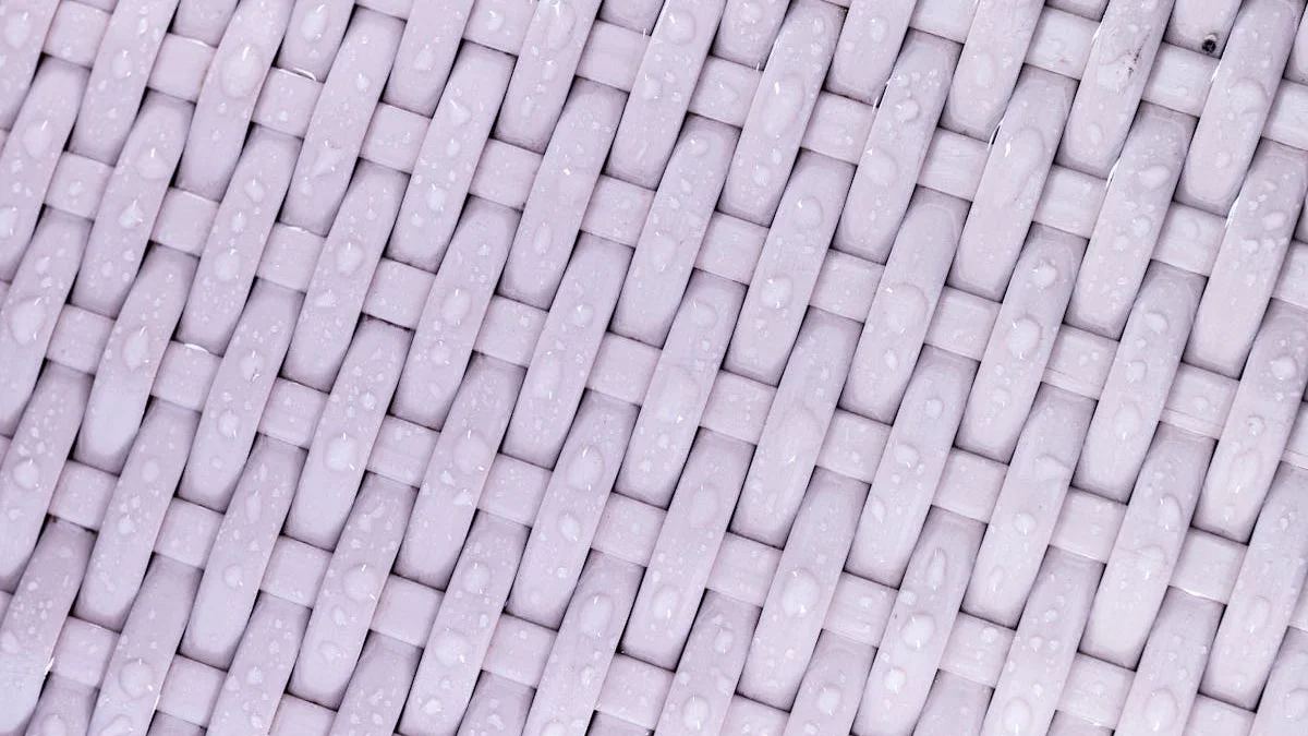 tapis antidérapant caoutchouc posé dans une douche italienne, vue de dessus, lumière naturelle