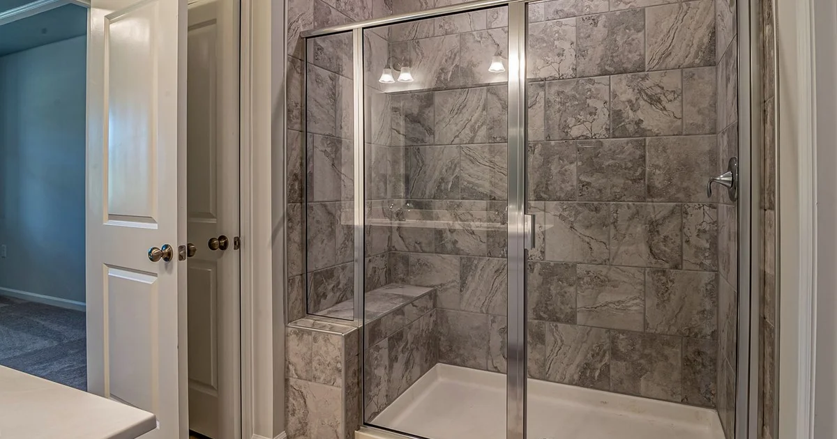 Siège de douche rabattable mural senior : comment bien choisir ?