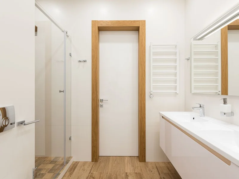 Salle de bain moderne avec cabine de douche en verre — installation barre d’appui