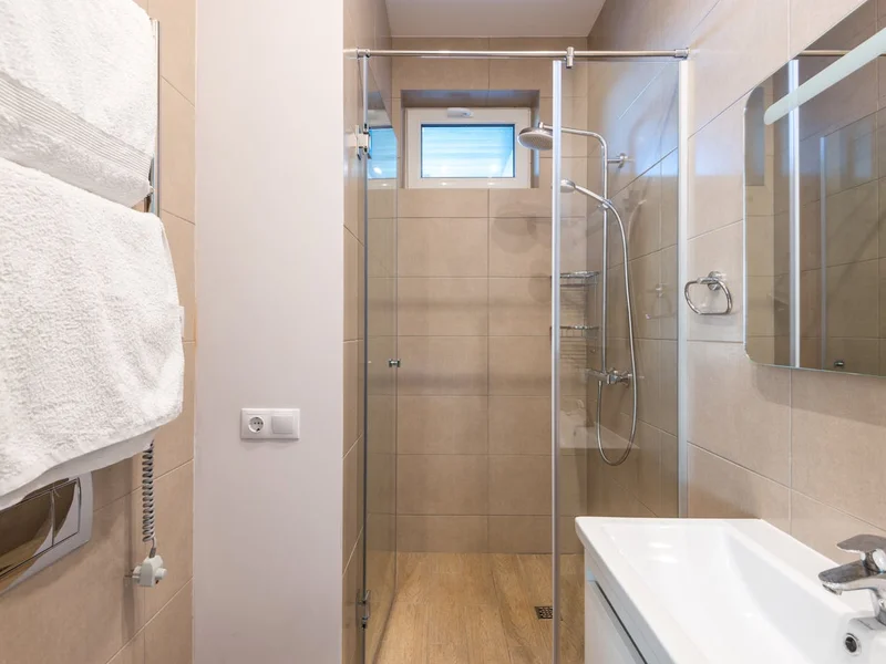 Salle de bain contemporaine carrelage beige — guide choix barre d’appui PMR