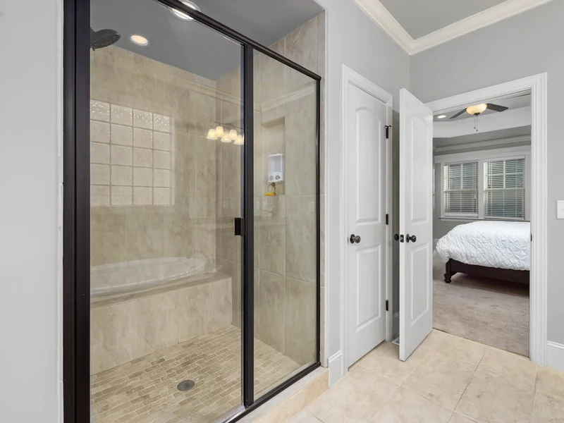 Salle de bain haut de gamme porte vitrée — barre d’appui inox senior