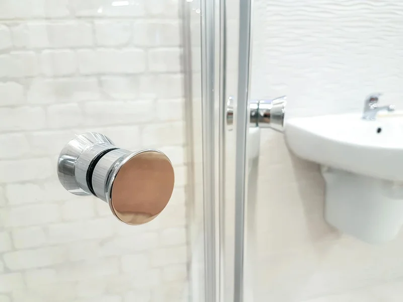 Salle de bain contemporaine lavabo verre — financement barre d’appui