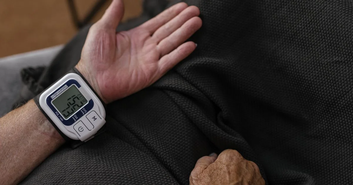 schéma technique simplifié d'un bracelet téléassistance montrant accéléromètre et gyroscope intégrés
