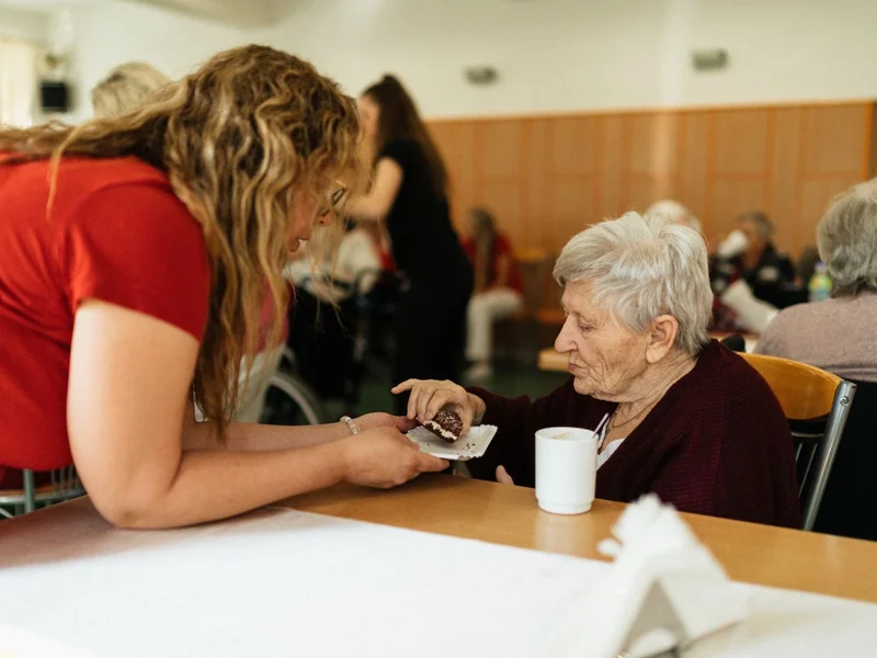 Soignante bienveillante avec une personne âgée — soutien burn-out aidant