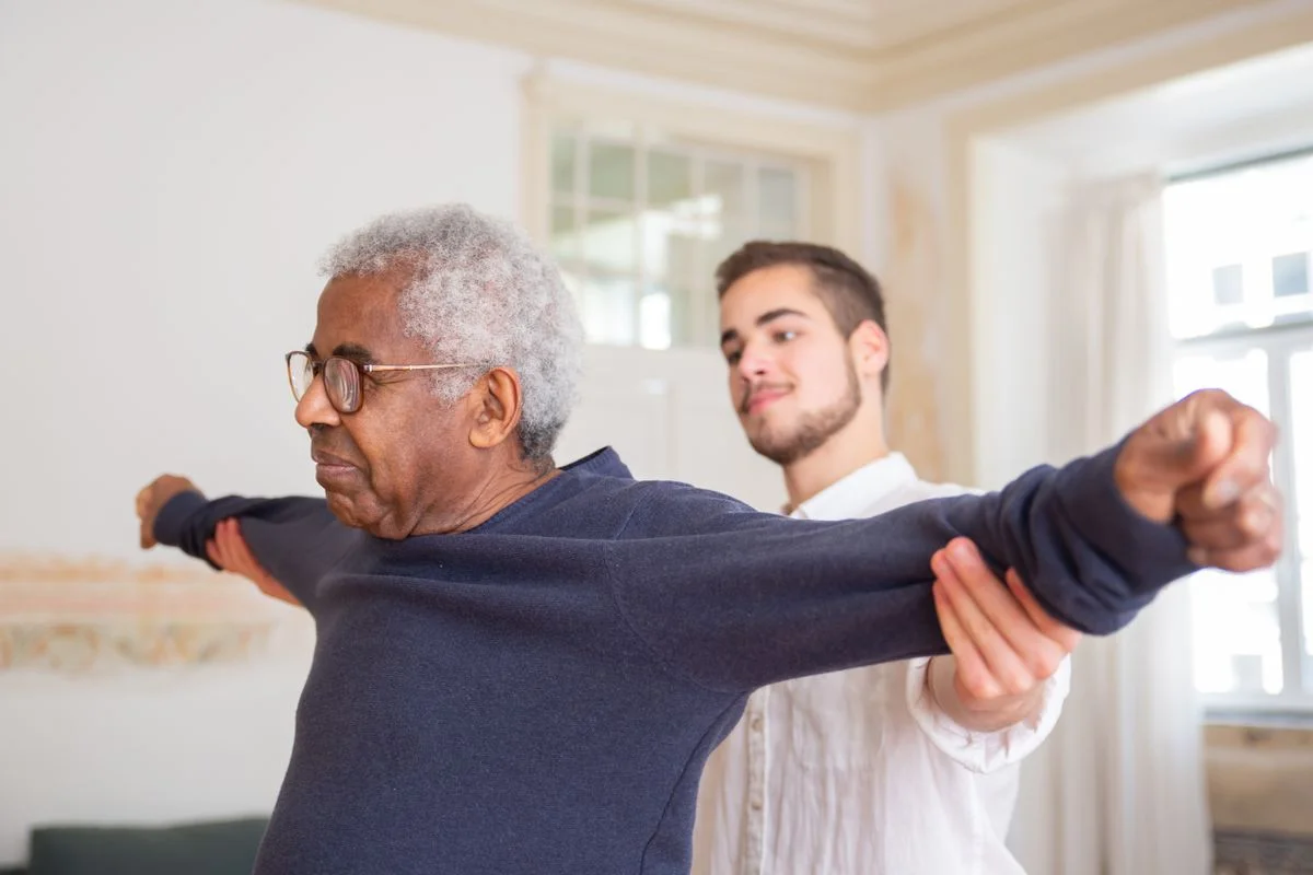 Senior utilisant une canne de marche ergonomique dans un couloir lumineux à domicile