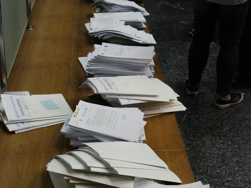 Piles de documents administratifs sur un bureau — déclaration crédit d&rsquo;impôt 2026