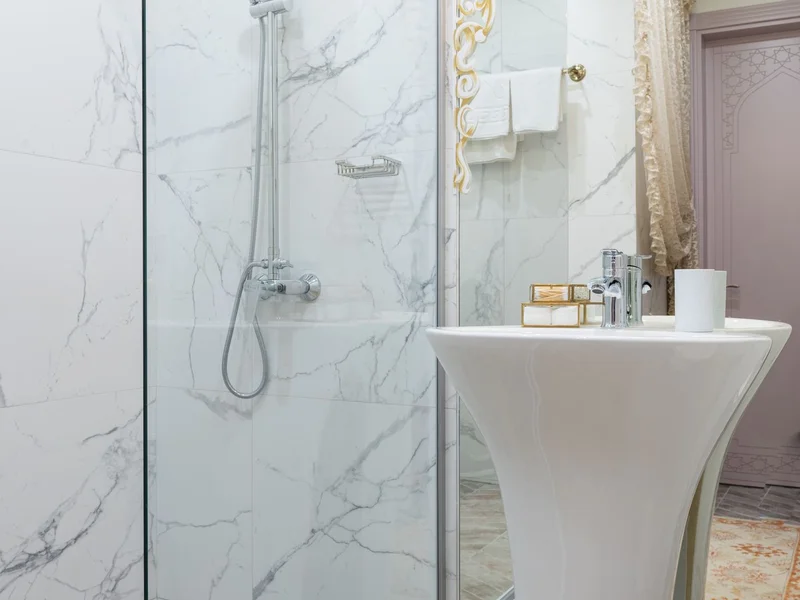 Salle de bain moderne avec douche transparent — aménagement PMR PCH logement