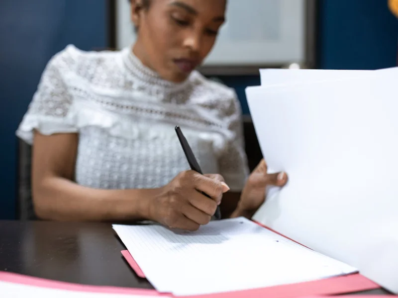 Personne signant un formulaire de demande — dossier PCH MDPH