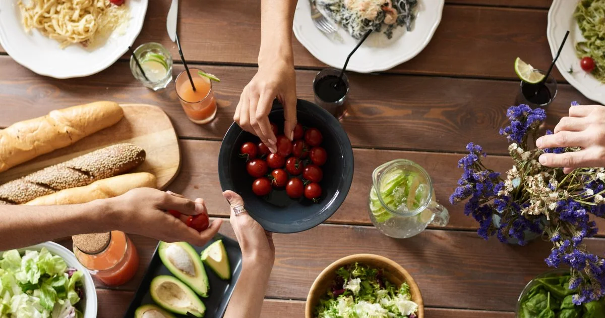 Plateau repas livré à domicile avec entrée, plat chaud et dessert pour personne âgée