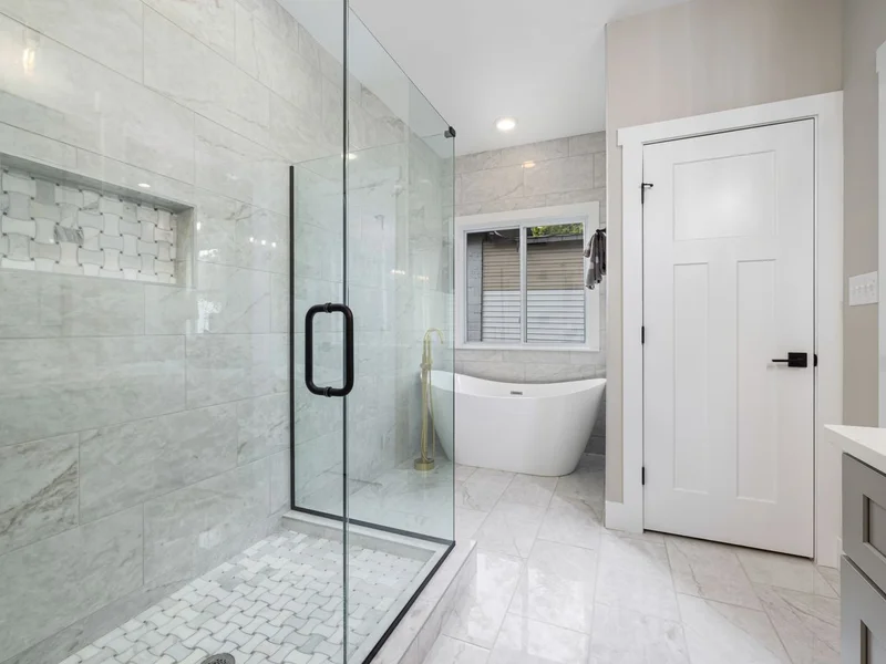 Salle de bain moderne accessible — adaptation logement après hospitalisation