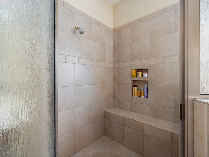 comparaison visuelle de trois modèles de sièges de douche rabattables côte à côte : sans accoudoirs,