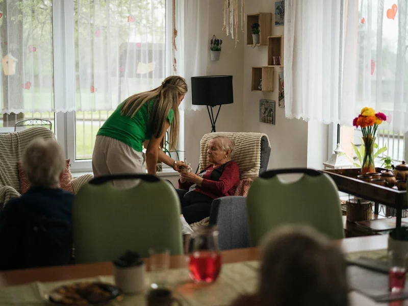Proche aidante tenant la main d&rsquo;une personne âgée — sécurité senior